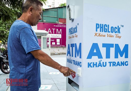 ''ATM khẩu trang'' phát miễn phí trên đường phố Hà Nội